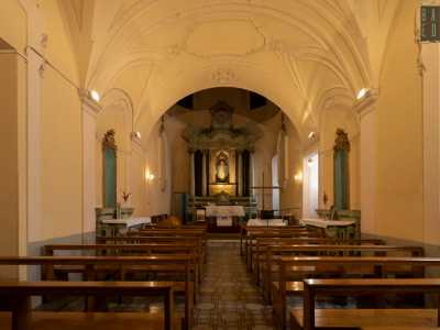 Ci ritroviamo cos� in un caldo ambiente a navata unica le cui pareti color ocra sono abbellite da lesene...